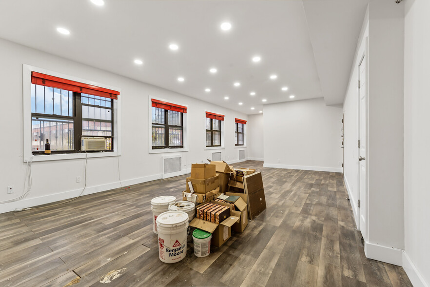 519 Flushing Ave, Brooklyn, NY for lease - Interior Photo - Image 2 of 9