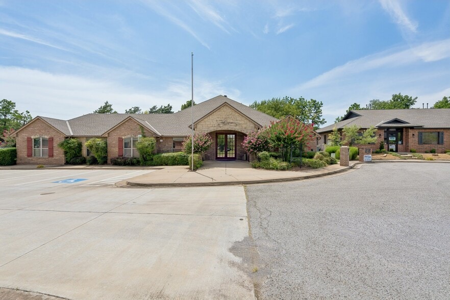 2933 S Bryant Ave, Edmond, OK for sale - Building Photo - Image 1 of 40