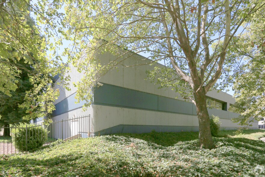 3830 Cypress Dr, Petaluma, CA à louer - Photo du bâtiment - Image 3 de 3