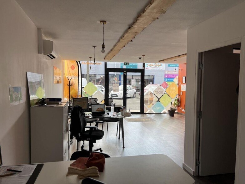 Retail in La Teste-de-Buch for lease - Interior Photo - Image 2 of 11