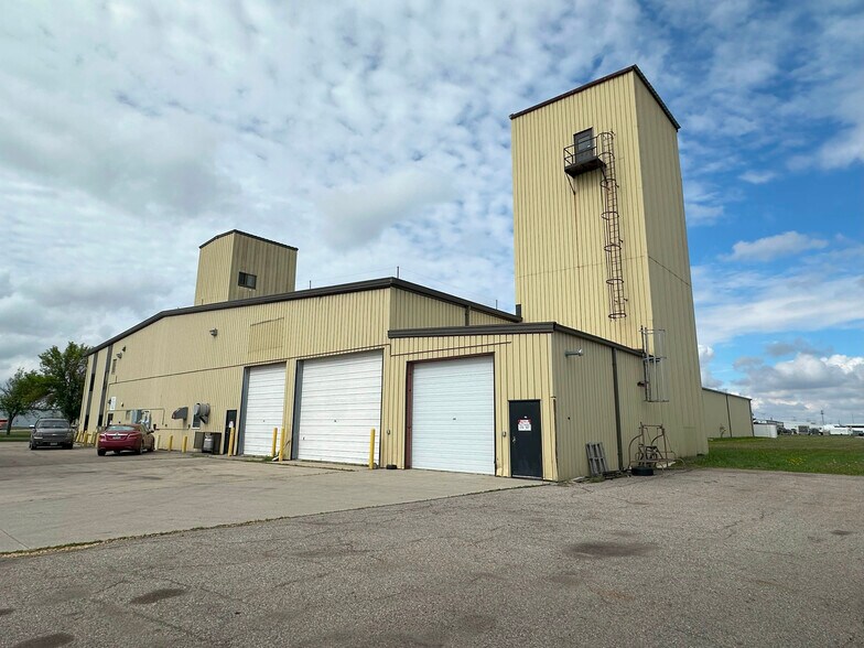 1402 N 40th St, Fargo, ND à louer - Photo du bâtiment - Image 2 de 7