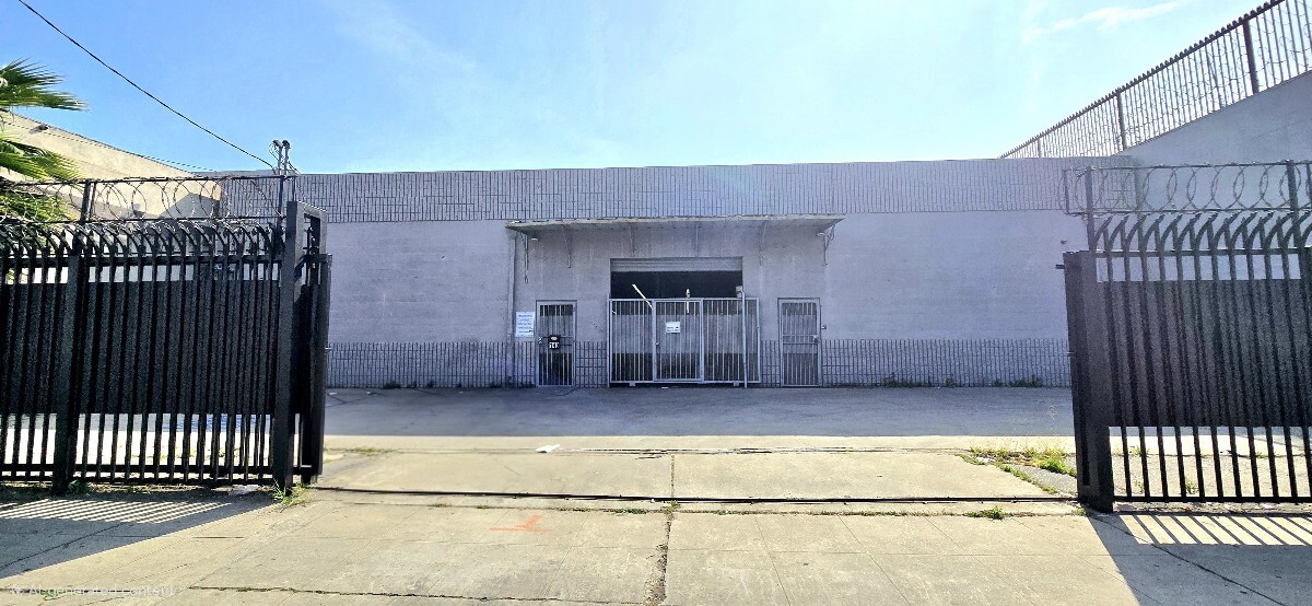 140 E Jefferson Blvd, Los Angeles, CA for lease Primary Photo- Image 1 of 7