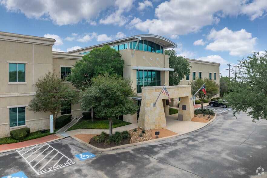 11603 W Coker Loop Rd, San Antonio, TX à louer - Photo du bâtiment - Image 2 de 13