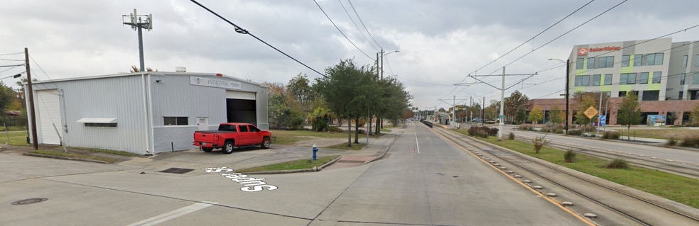 4501 Harrisburg Blvd, Houston, TX for sale - Building Photo - Image 2 of 4
