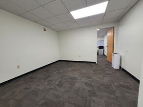 1320 Centre St, Newton, MA à louer Photo intérieure- Image 1 de 3