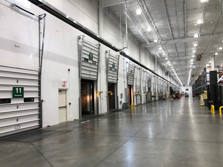 11504-11554 186th St NW, Edmonton, AB à louer - Photo intérieure - Image 2 de 9