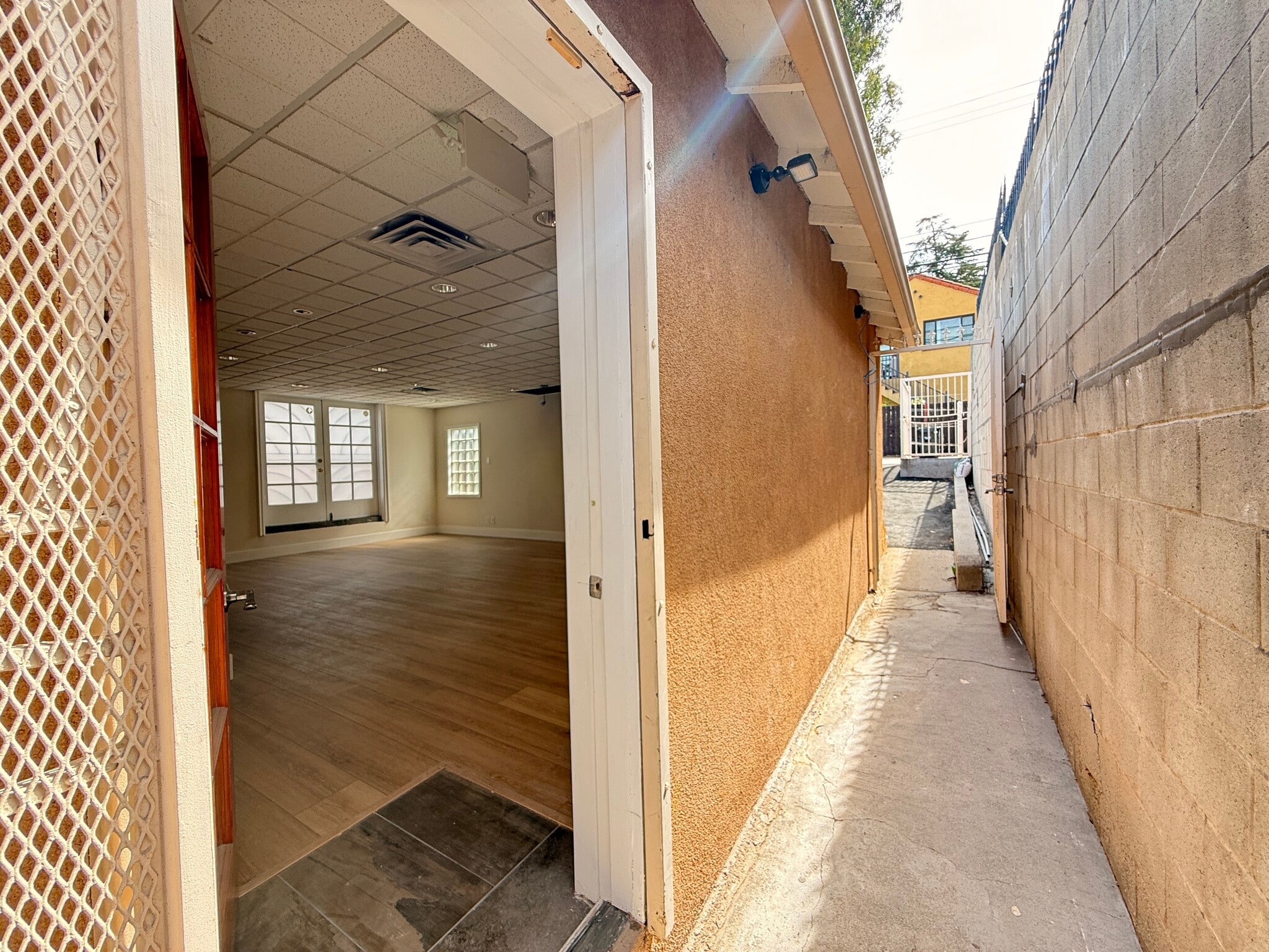 11326 Ventura Blvd, Studio City, CA for lease Interior Photo- Image 1 of 7