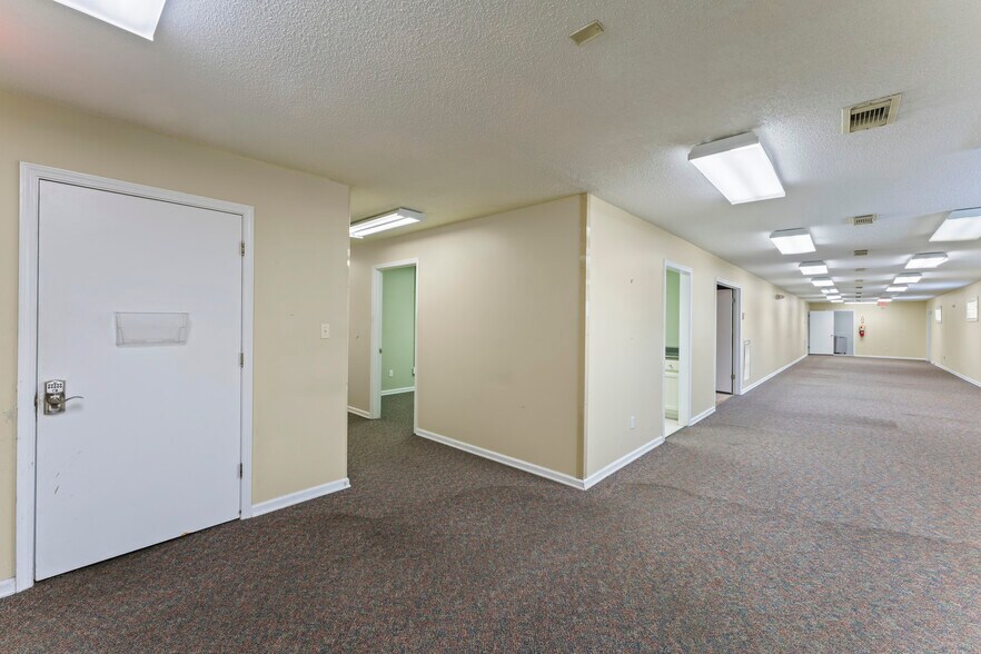 3325 University Blvd E, Tuscaloosa, AL à vendre - Photo intérieure - Image 3 de 19