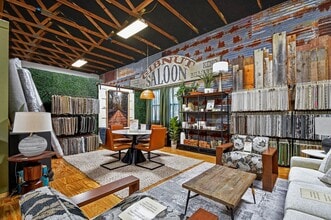 330 W Mercer St, Dripping Springs, TX à louer Photo intérieure- Image 2 de 24