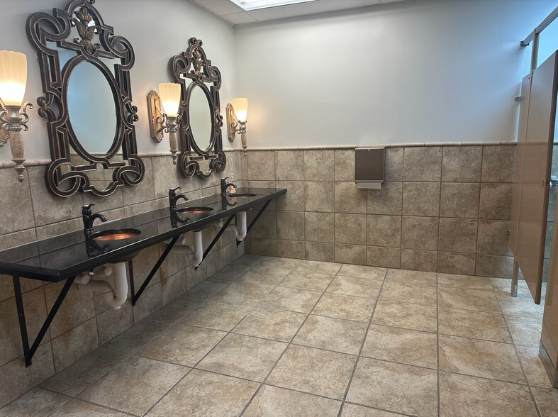 201-217 N Main St, Versailles, KY à louer - Photo du bâtiment - Image 2 de 20