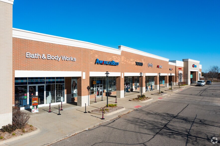 47142-47330 Michigan Ave, Canton, MI à louer - Photo du bâtiment - Image 2 de 8