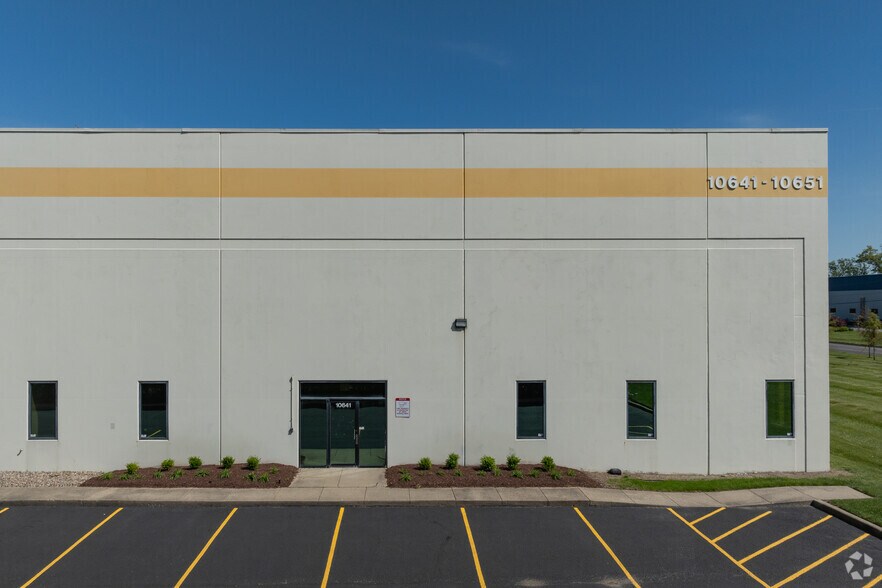 10641-10651 Freeport Dr, Louisville, KY à louer - Photo du bâtiment - Image 3 de 5