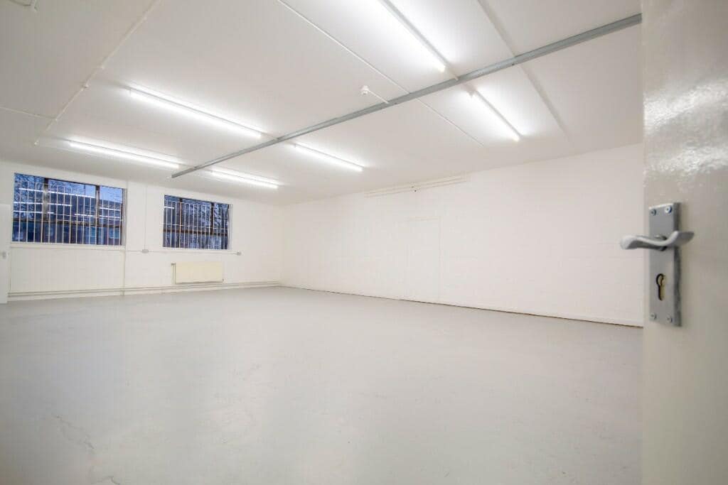 380 Chester Rd, Manchester for lease Interior Photo- Image 1 of 4