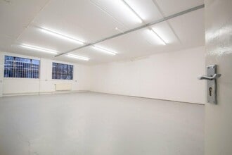 380 Chester Rd, Manchester for lease Interior Photo- Image 1 of 4