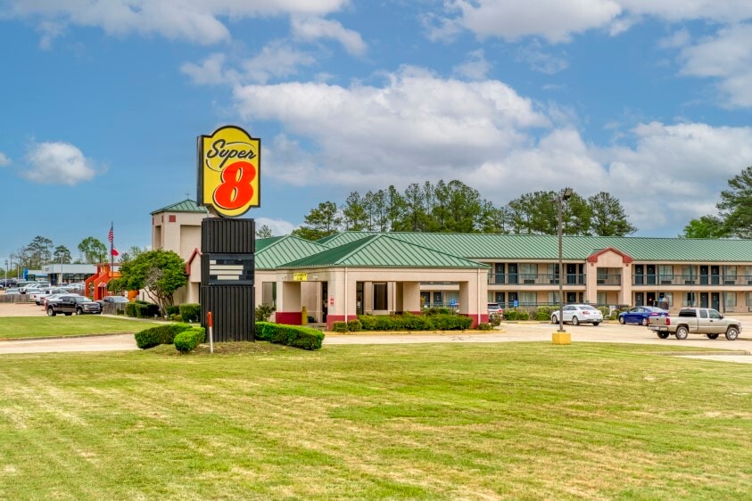 2100 N Wheeler St, Jasper, TX for sale - Building Photo - Image 2 of 12