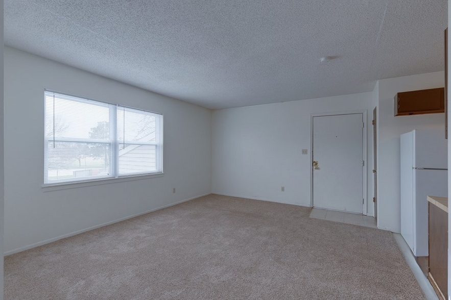 225 E Hickory St, Hesston, KS à vendre - Photo du bâtiment - Image 3 de 9
