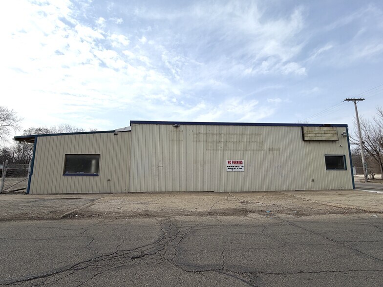 1921 Broadway, Rockford, IL for sale - Primary Photo - Image 1 of 14