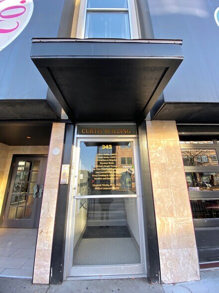 335-345 S Main St, Ann Arbor, MI à louer - Photo du bâtiment - Image 3 de 6