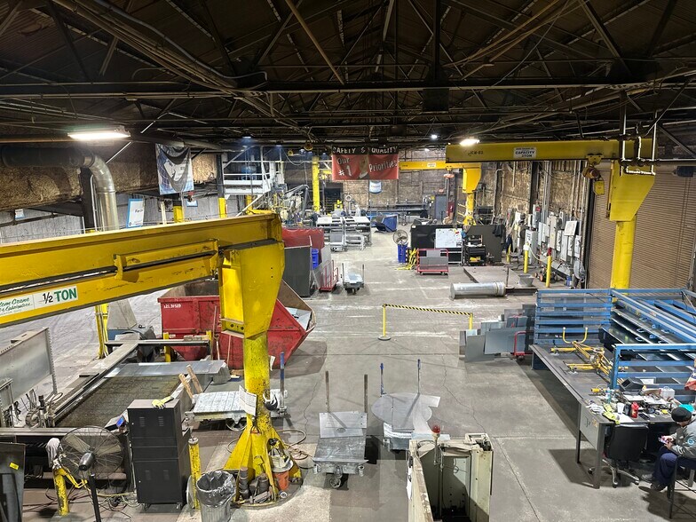 Manufacturing Facility with Office portefeuille de 3 propriétés à vendre sur LoopNet.ca - Photo du bâtiment - Image 2 de 8