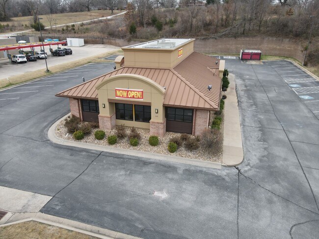 Plus de détails pour 648 S Neosho Blvd, Neosho, MO - Commerce de détail à vendre