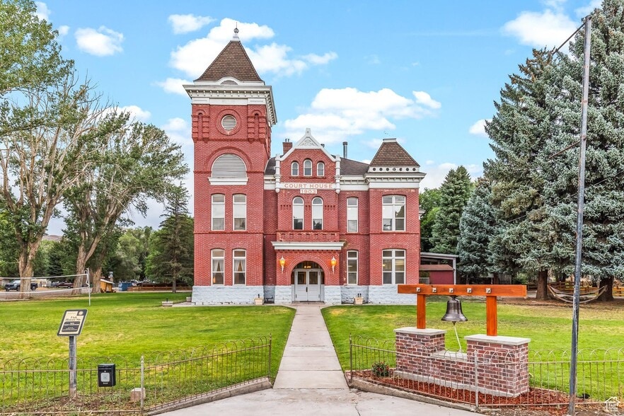 21 Main St, Junction, UT à vendre - Photo principale - Image 1 de 9