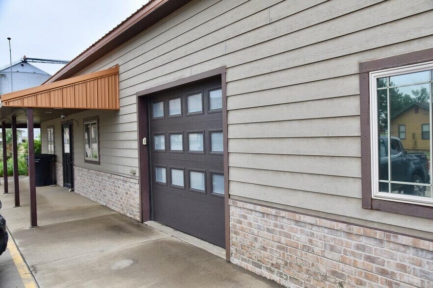 102 E 6th Ave, Fort Pierre, SD à vendre - Photo du bâtiment - Image 2 de 35