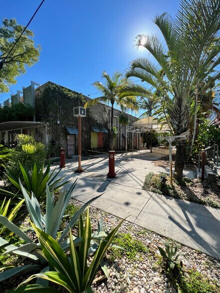 5400 NE 4 Ct, Miami, FL à louer - Photo du bâtiment - Image 3 de 35