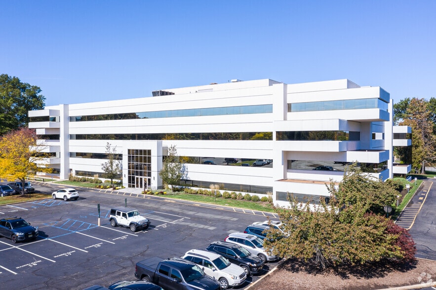 3 Becker Farm Rd, Roseland, NJ for lease - Building Photo - Image 1 of 8