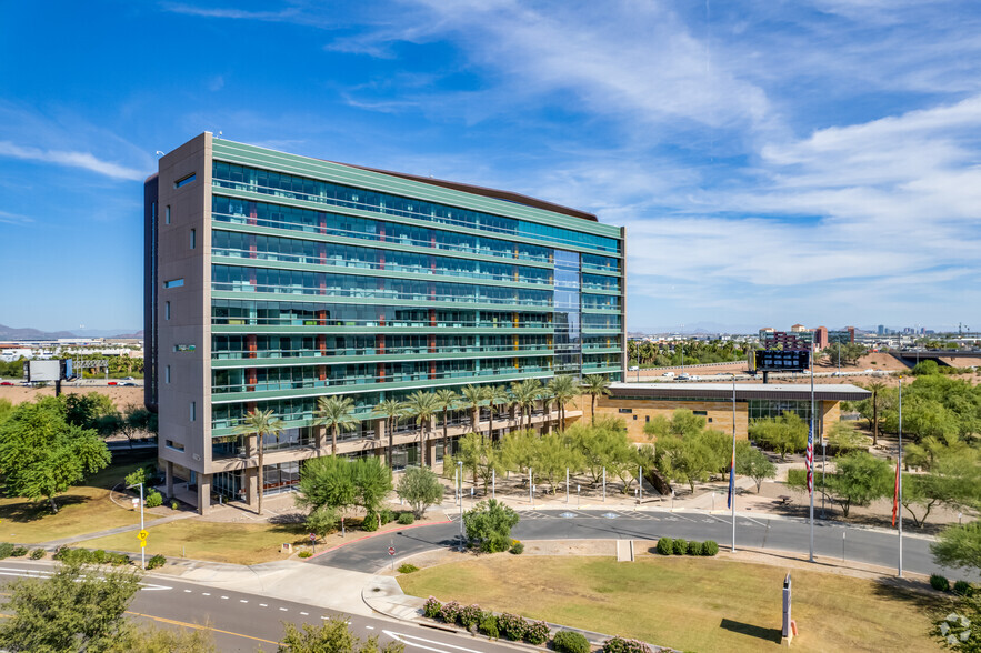 4025 S Riverpoint Pky, Phoenix, AZ for lease - Primary Photo - Image 1 of 12