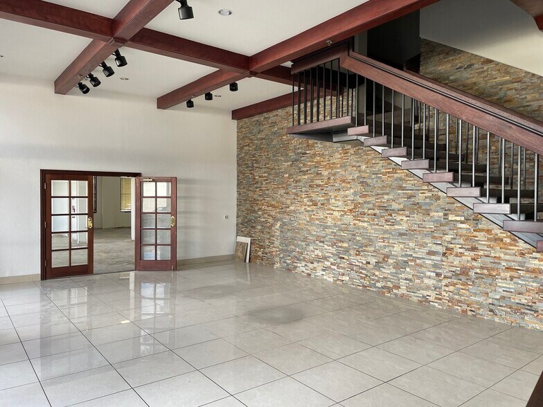 5542 Buckingham Dr, Huntington Beach, CA à vendre - Photo du bâtiment - Image 2 de 10