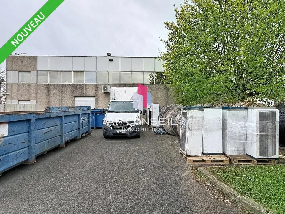 Industrial in Coignières for lease Primary Photo- Image 1 of 4