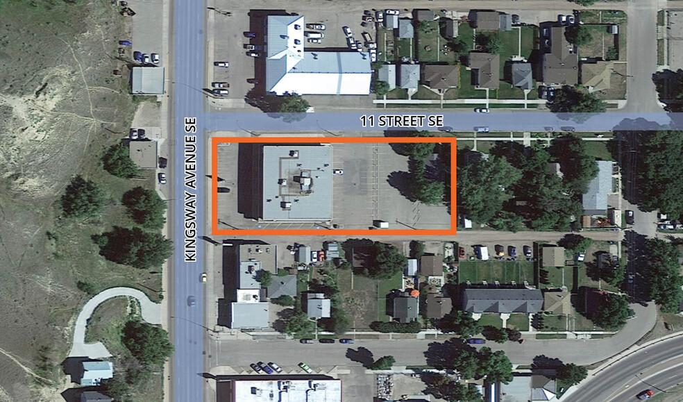 1111 Kingsway Av SE, Medicine Hat, AB à vendre - Photo du b timent - Image 2 de 4