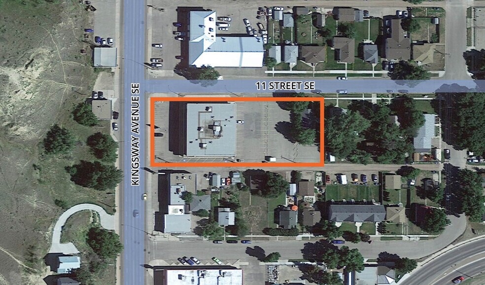 1111 Kingsway Av SE, Medicine Hat, AB à vendre - Photo du bâtiment - Image 2 de 4