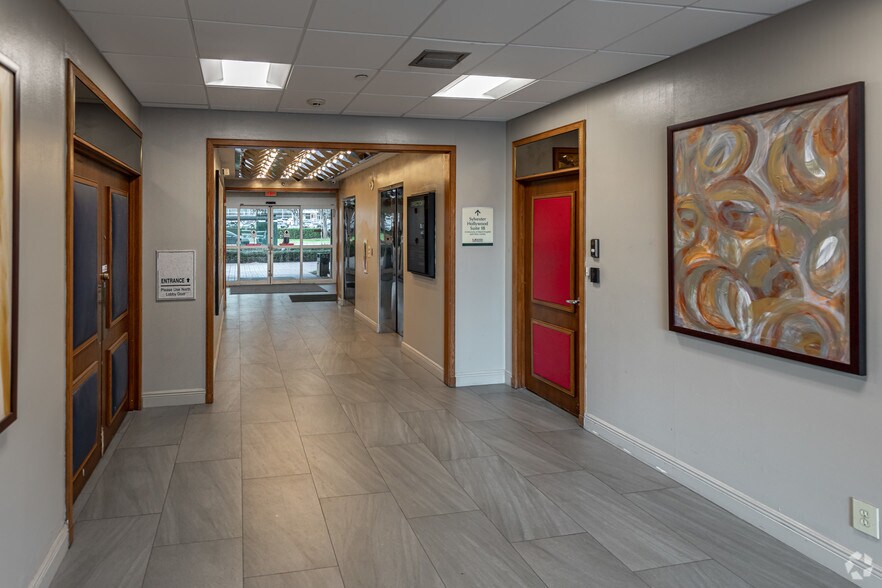 3850 Hollywood Blvd, Hollywood, FL à vendre - Hall d’entrée - Image 3 de 12