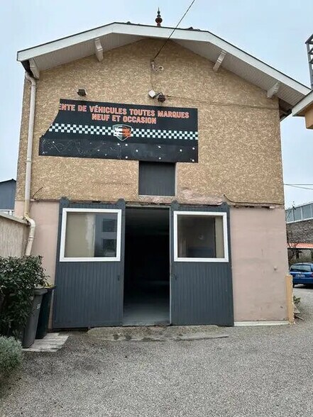 Flex dans Saint-Priest à louer - Photo du bâtiment - Image 1 de 6