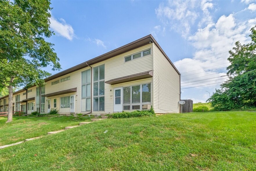 College Park KCK Townhomes portfolio of 13 properties for sale on LoopNet.ca - Building Photo - Image 2 of 10