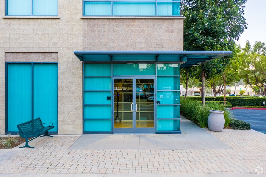 9940 Irvine Center Dr, Irvine, CA à vendre - Photo du bâtiment - Image 2 de 8