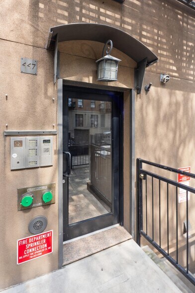 447 W 47th St, New York, NY à vendre - Photo du bâtiment - Image 3 de 8