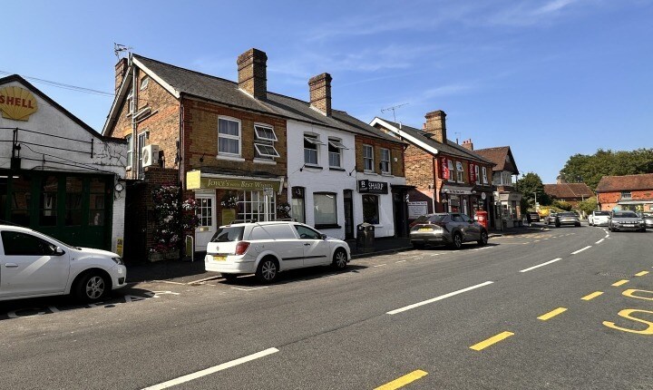 30 High St, Lingfield à louer - Photo du bâtiment - Image 2 de 4