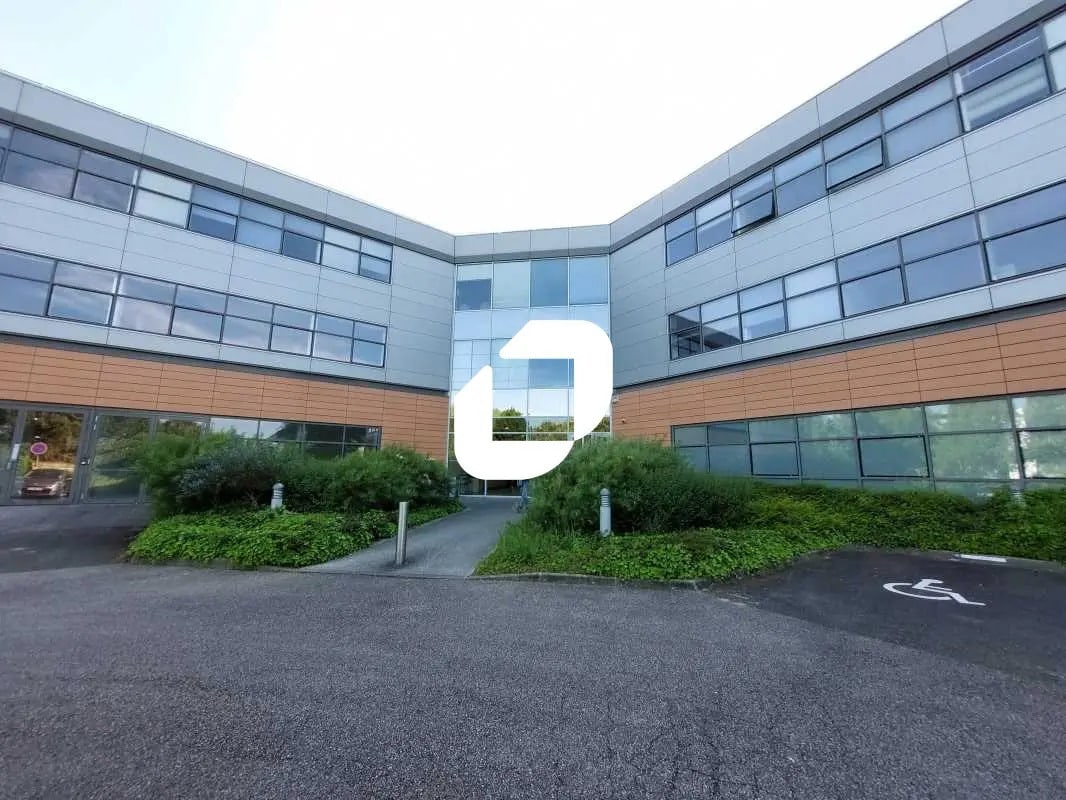 Flex in Élancourt for lease Building Photo- Image 1 of 18