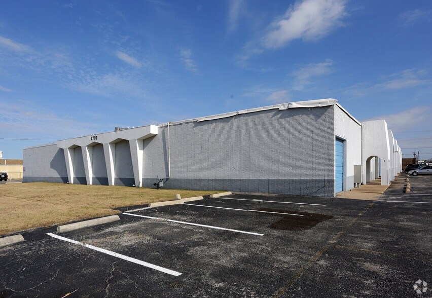 2702 Industrial Ln, Garland, TX à louer - Photo du bâtiment - Image 3 de 4