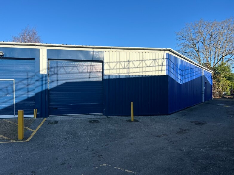 F4 Star Rd, Partridge Green à louer - Photo du bâtiment - Image 2 de 14