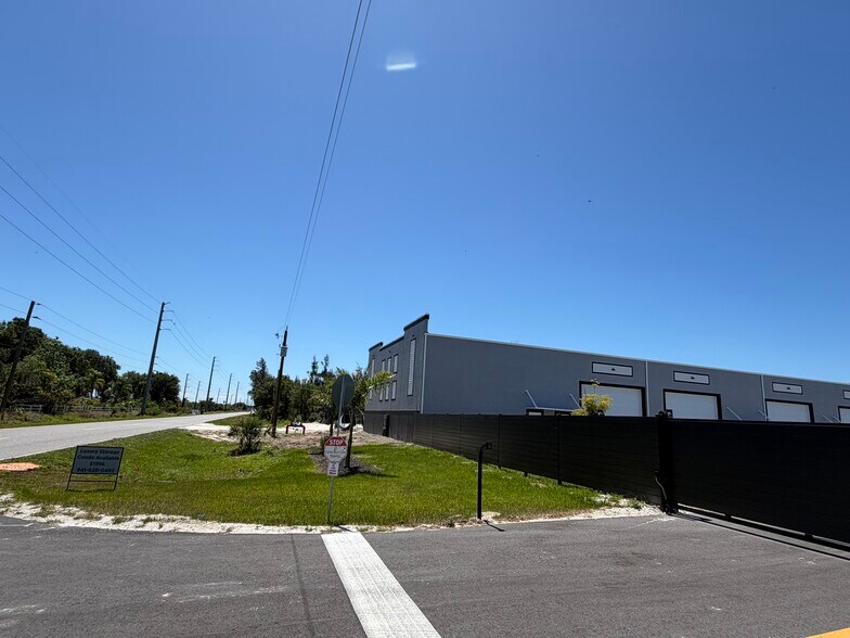 4017 Taylor Rd, Punta Gorda, FL à vendre - Photo du bâtiment - Image 3 de 20