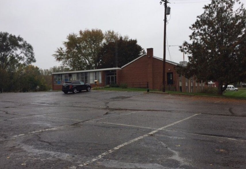 12065 W Outer Dr, Detroit, MI à louer - Photo du bâtiment - Image 1 de 1