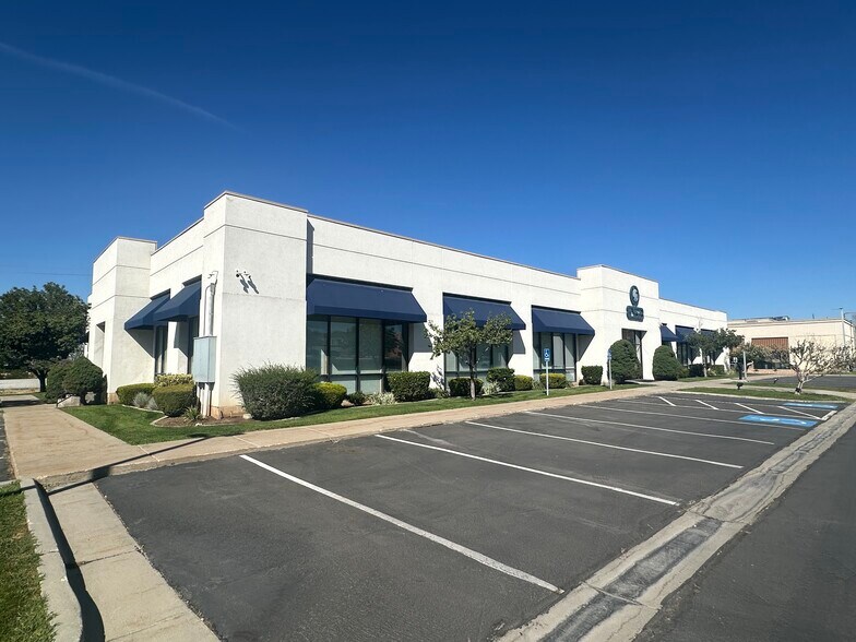 1346 S Legend Hills Dr, Clearfield, UT à louer - Photo du bâtiment - Image 2 de 6