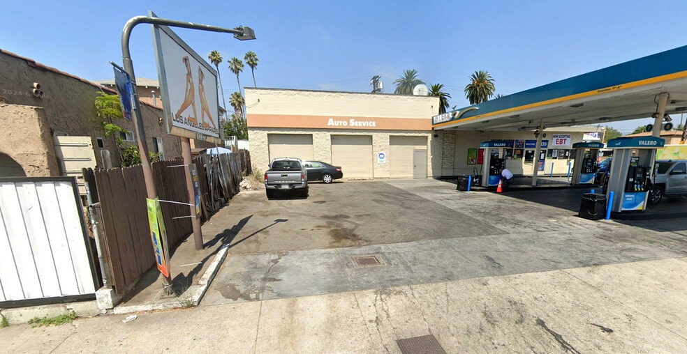 2339 S La Brea Ave, Los Angeles, CA for lease - Primary Photo - Image 1 of 2