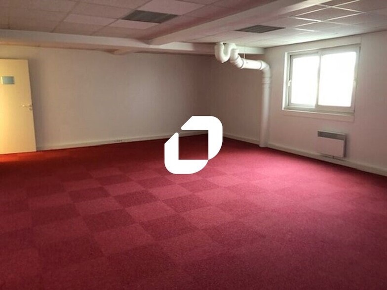Retail in Maisons Alfort for lease - Interior Photo - Image 2 of 3