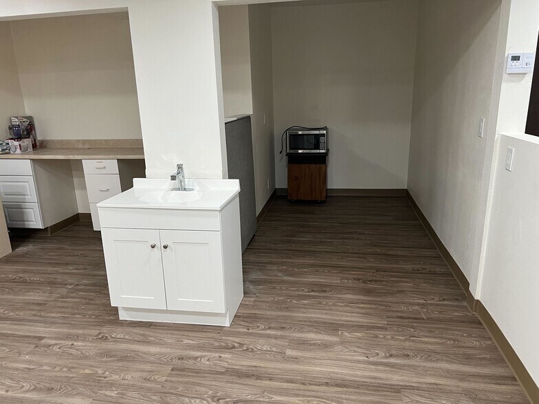 1761 W Romneya Dr, Anaheim, CA à louer - Photo intérieure - Image 3 de 21