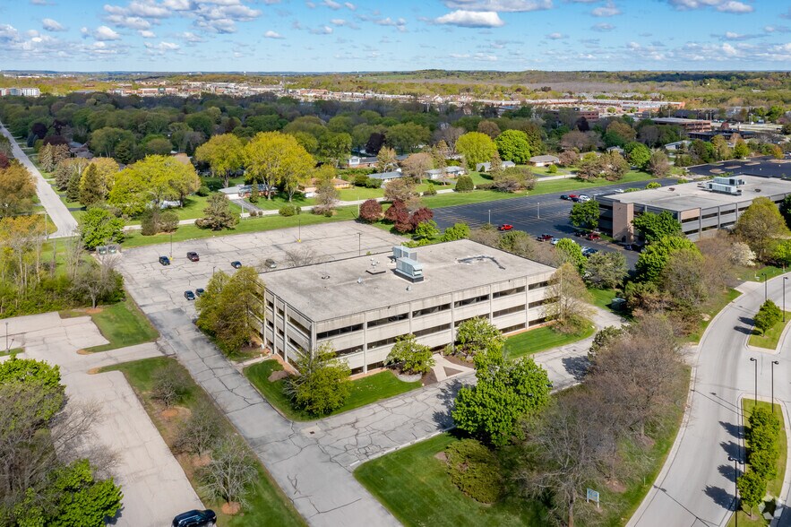 125 N Executive Dr, Brookfield, WI à louer - Aérien - Image 3 de 5