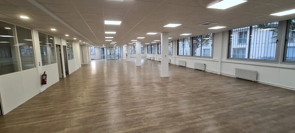 Bureau dans Issy-les-Moulineaux à louer - Photo du bâtiment - Image 3 de 6